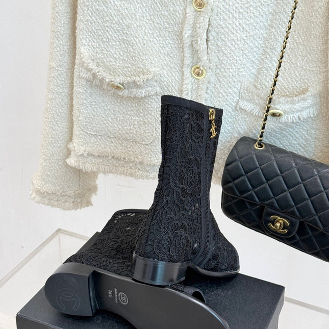 CC PEEP-TOE BOOTS 25SS IN BLACK EMBOSSED LACE FABRIC