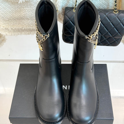 CC SHORT BOOTS IN BLACK CALFSKIN