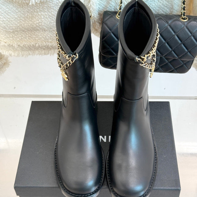 CC SHORT BOOTS IN BLACK CALFSKIN