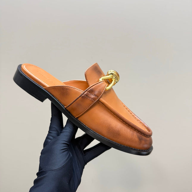 ASTAIRE MULE IN CINNAMON BROWN CALFSKIN WITH GOLD HARDWARE