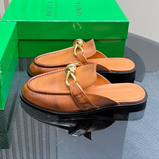 ASTAIRE MULE IN CINNAMON BROWN CALFSKIN WITH GOLD HARDWARE