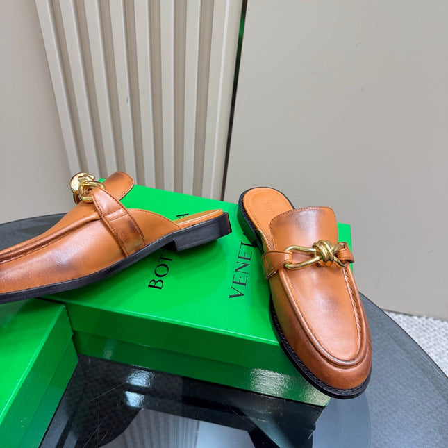 ASTAIRE MULE IN CINNAMON BROWN CALFSKIN WITH GOLD HARDWARE