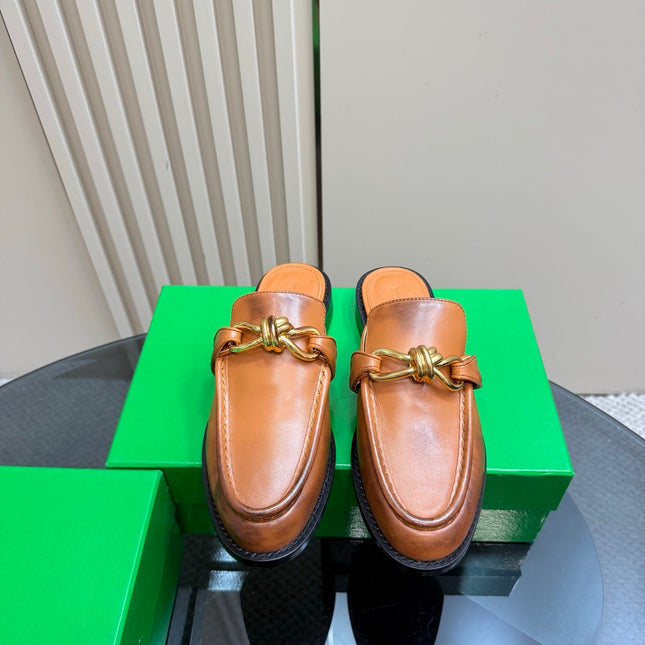 ASTAIRE MULE IN CINNAMON BROWN CALFSKIN WITH GOLD HARDWARE