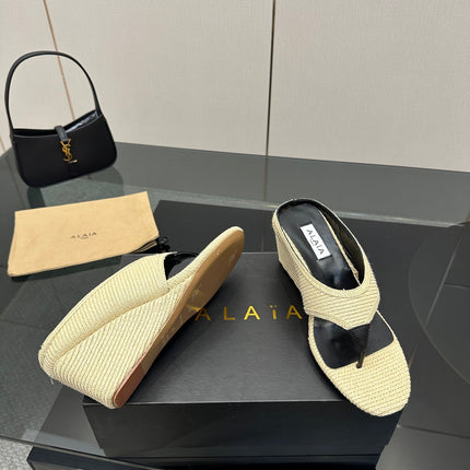 ALAIA WEDGE THONG SANDALS 25S IN LIGHT BEIGE RAFFIA