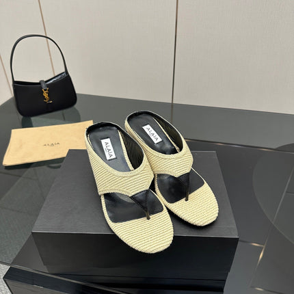 ALAIA WEDGE THONG SANDALS 25S IN LIGHT BEIGE RAFFIA