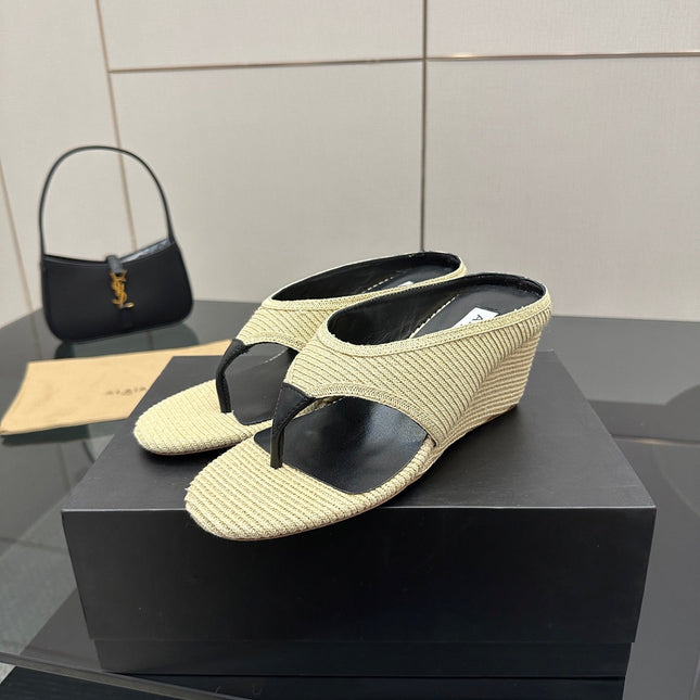 ALAIA WEDGE THONG SANDALS 25S IN LIGHT BEIGE RAFFIA