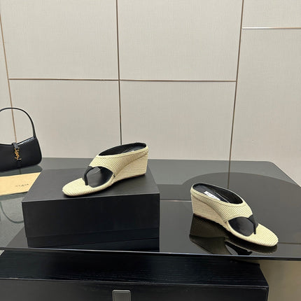 ALAIA WEDGE THONG SANDALS 25S IN LIGHT BEIGE RAFFIA