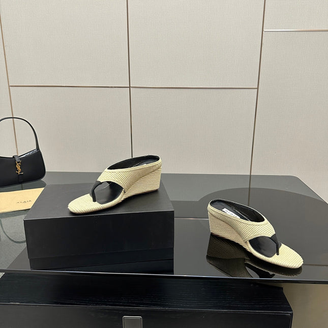 ALAIA WEDGE THONG SANDALS 25S IN LIGHT BEIGE RAFFIA