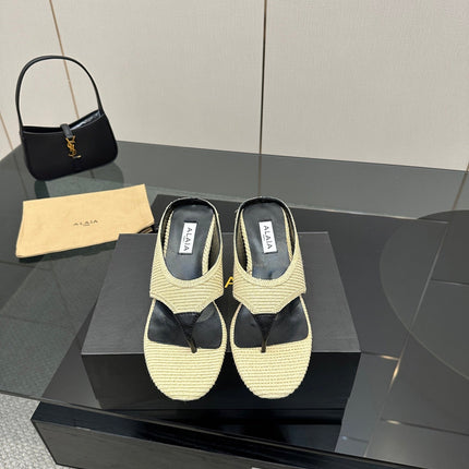 ALAIA WEDGE THONG SANDALS 25S IN LIGHT BEIGE RAFFIA