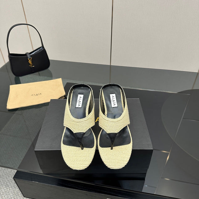 ALAIA WEDGE THONG SANDALS 25S IN LIGHT BEIGE RAFFIA