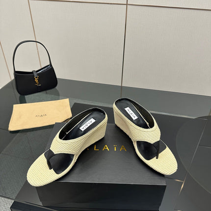 ALAIA WEDGE THONG SANDALS 25S IN LIGHT BEIGE RAFFIA