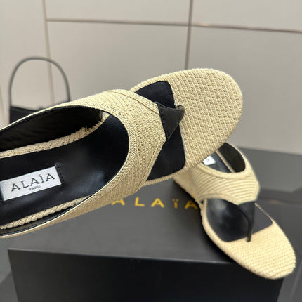 ALAIA WEDGE THONG SANDALS 25S IN LIGHT BEIGE RAFFIA