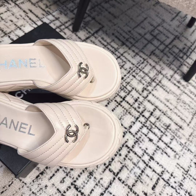 THICK-SOLED THONG SLIPPERS IN WHITE CALFSKIN