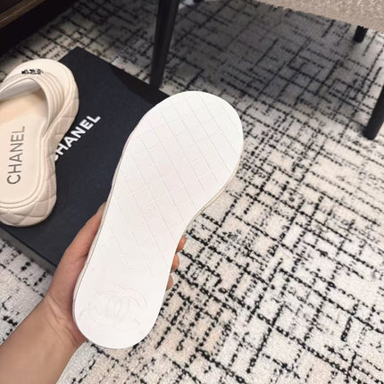 THICK-SOLED THONG SLIPPERS IN WHITE CALFSKIN