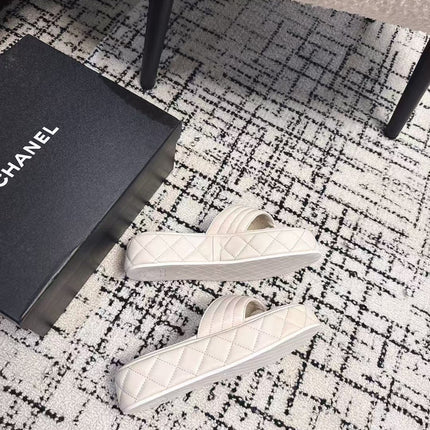 THICK-SOLED THONG SLIPPERS IN WHITE CALFSKIN