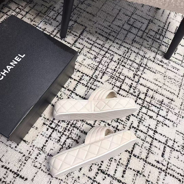 THICK-SOLED THONG SLIPPERS IN WHITE CALFSKIN