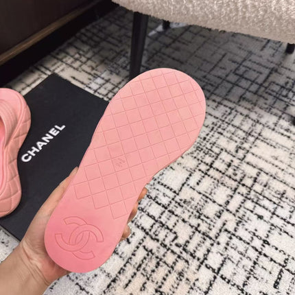 THICK-SOLED THONG SLIPPERS IN BRIGHT PINK CALFSKIN