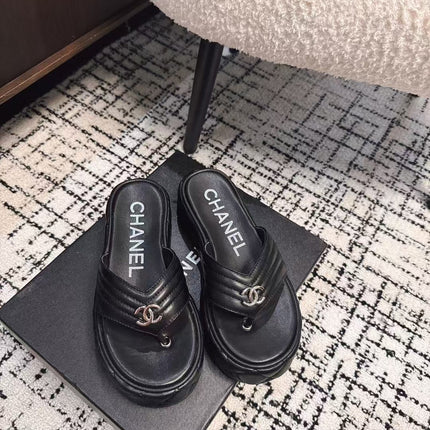 THICK-SOLED THONG SLIPPERS IN BLACK CALFSKIN
