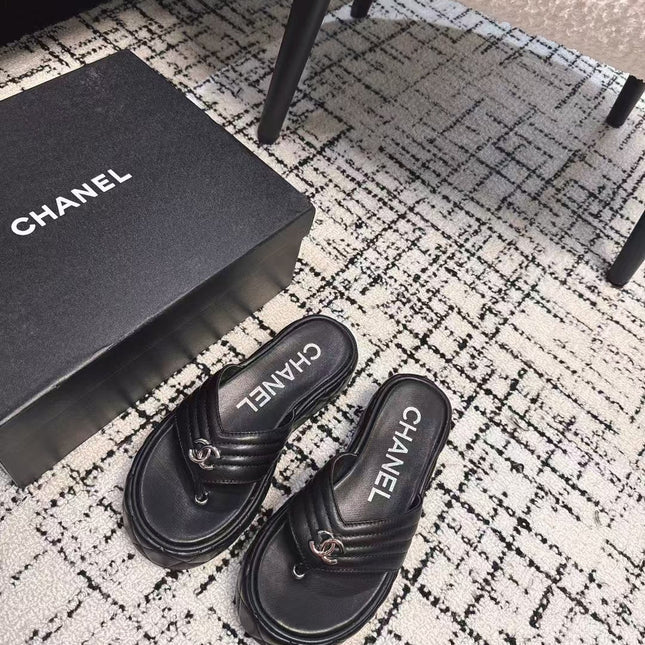THICK-SOLED THONG SLIPPERS IN BLACK CALFSKIN