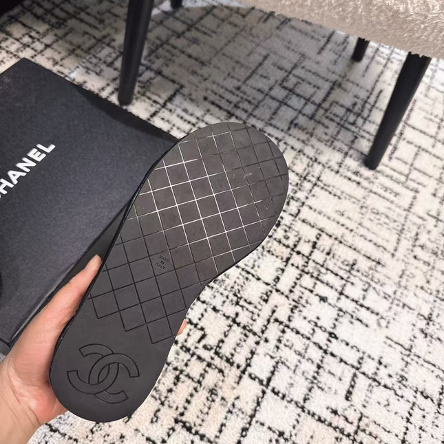 THICK-SOLED THONG SLIPPERS IN BLACK CALFSKIN