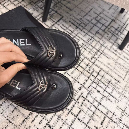 THICK-SOLED THONG SLIPPERS IN BLACK CALFSKIN