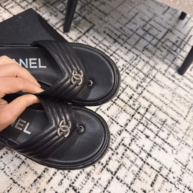 THICK-SOLED THONG SLIPPERS IN BLACK CALFSKIN