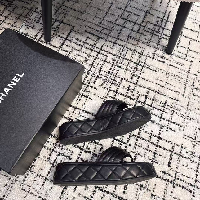 THICK-SOLED THONG SLIPPERS IN BLACK CALFSKIN