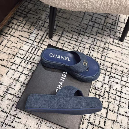 THICK-SOLED THONG SLIPPERS IN NAVY BLUE DENIM