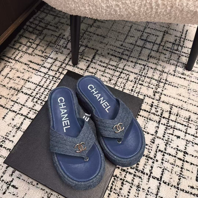 THICK-SOLED THONG SLIPPERS IN NAVY BLUE DENIM