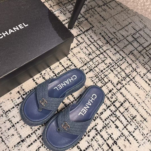 THICK-SOLED THONG SLIPPERS IN NAVY BLUE DENIM
