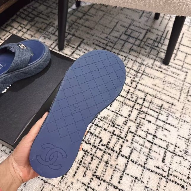 THICK-SOLED THONG SLIPPERS IN NAVY BLUE DENIM