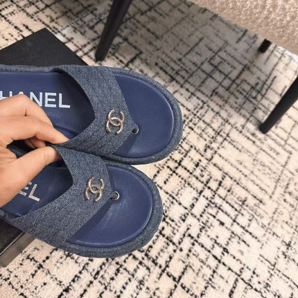 THICK-SOLED THONG SLIPPERS IN NAVY BLUE DENIM