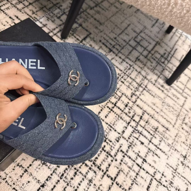 THICK-SOLED THONG SLIPPERS IN NAVY BLUE DENIM