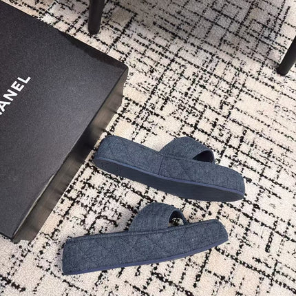 THICK-SOLED THONG SLIPPERS IN NAVY BLUE DENIM