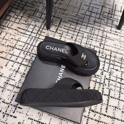 THICK-SOLED THONG SLIPPERS IN BLACK DENIM