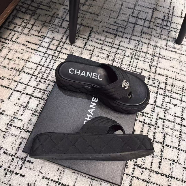 THICK-SOLED THONG SLIPPERS IN BLACK DENIM