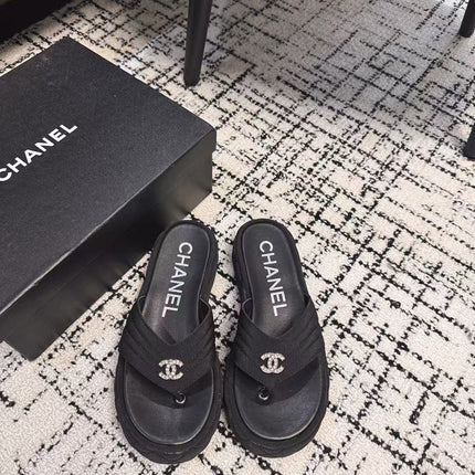 THICK-SOLED THONG SLIPPERS IN BLACK DENIM