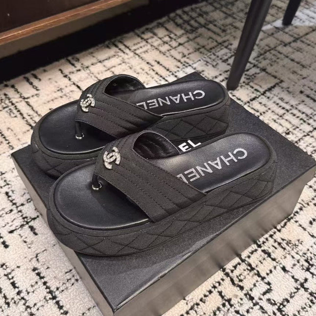 THICK-SOLED THONG SLIPPERS IN BLACK DENIM