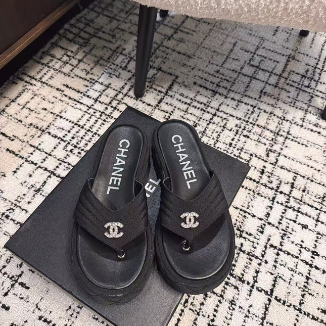 THICK-SOLED THONG SLIPPERS IN BLACK DENIM