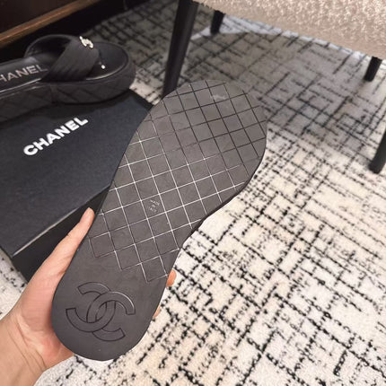 THICK-SOLED THONG SLIPPERS IN BLACK DENIM