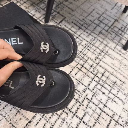 THICK-SOLED THONG SLIPPERS IN BLACK DENIM