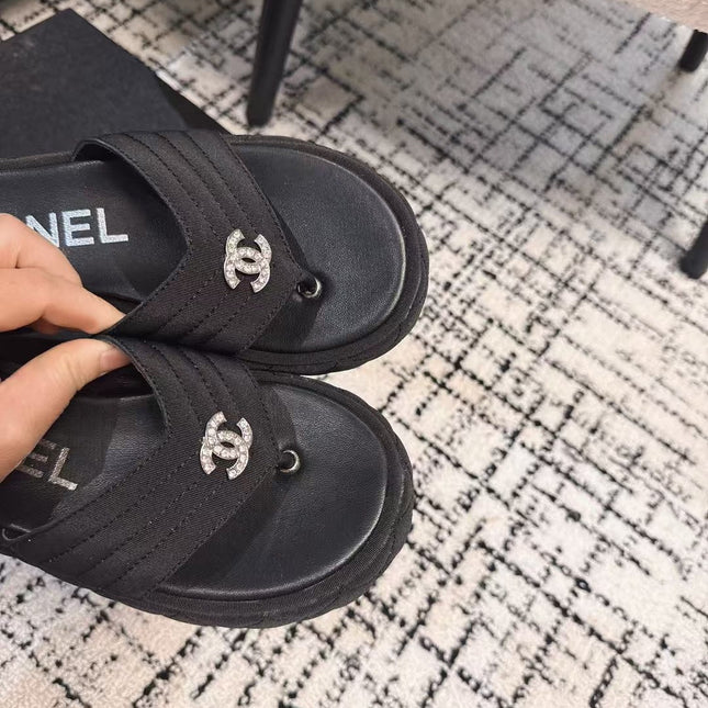 THICK-SOLED THONG SLIPPERS IN BLACK DENIM