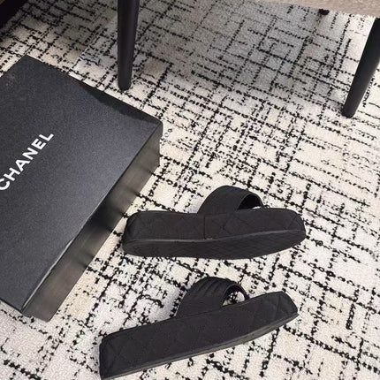 THICK-SOLED THONG SLIPPERS IN BLACK DENIM