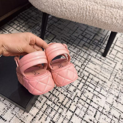 THICK-SOLED THONG SANDAL IN BRIGHT PINK LAMBSKIN