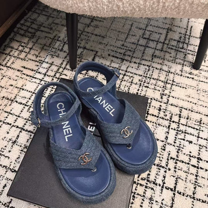 THICK-SOLED THONG SANDAL IN NAVY BLUE DENIM