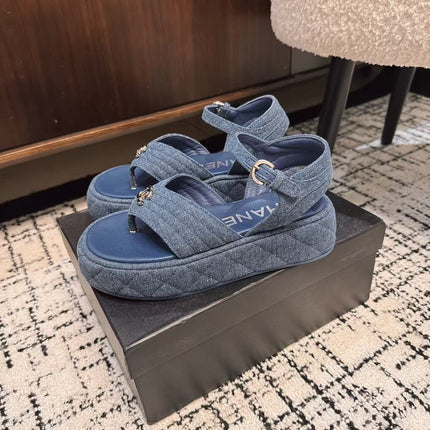 THICK-SOLED THONG SANDAL IN NAVY BLUE DENIM