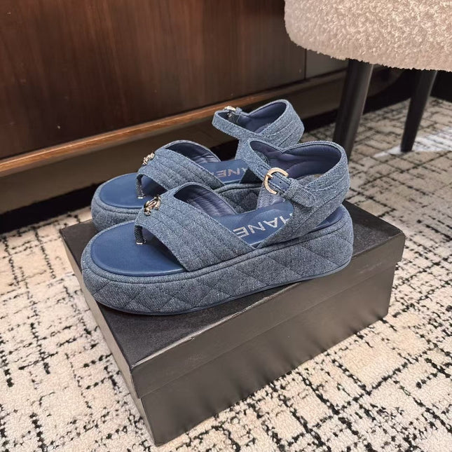 THICK-SOLED THONG SANDAL IN NAVY BLUE DENIM