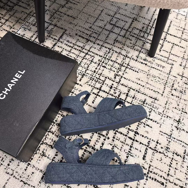 THICK-SOLED THONG SANDAL IN NAVY BLUE DENIM