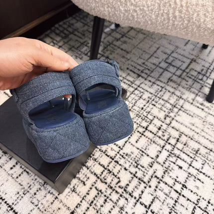 THICK-SOLED THONG SANDAL IN NAVY BLUE DENIM