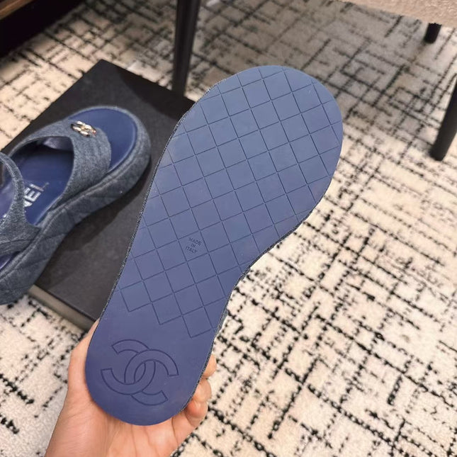 THICK-SOLED THONG SANDAL IN NAVY BLUE DENIM